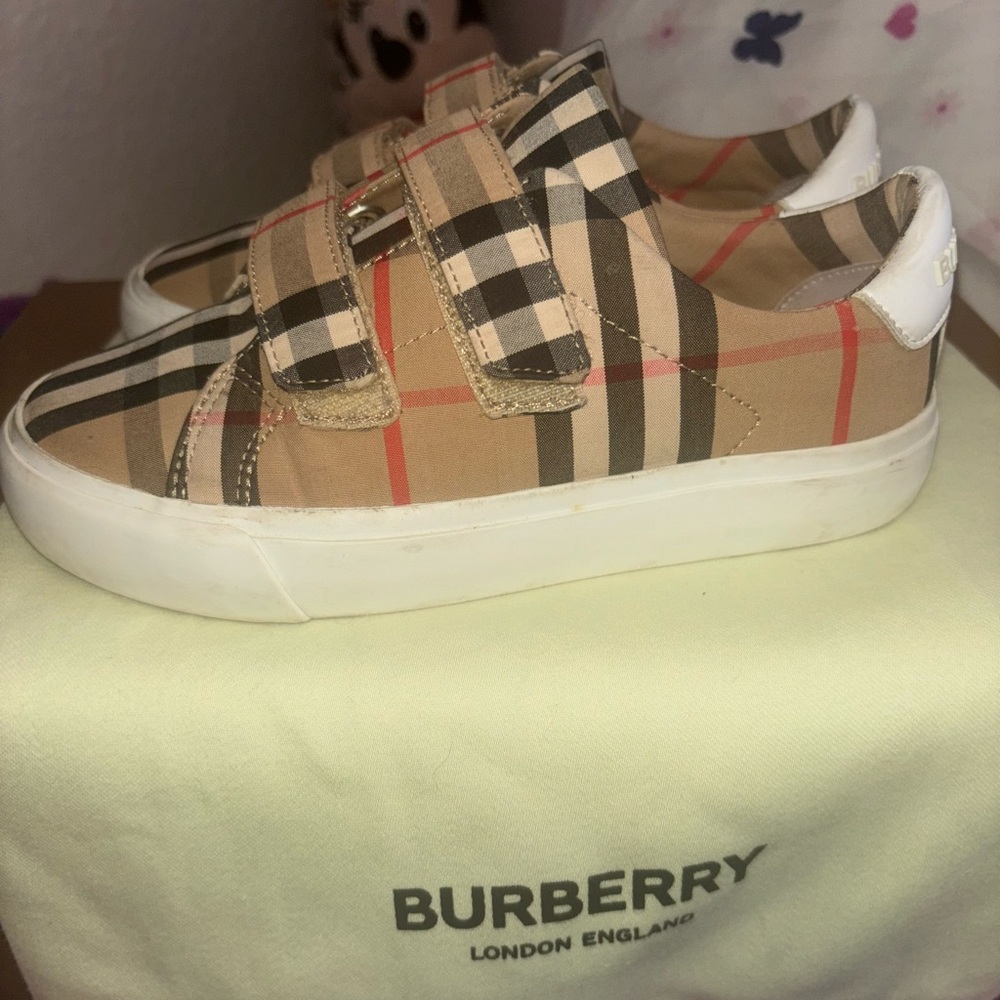 Little girl Burberry sneakers